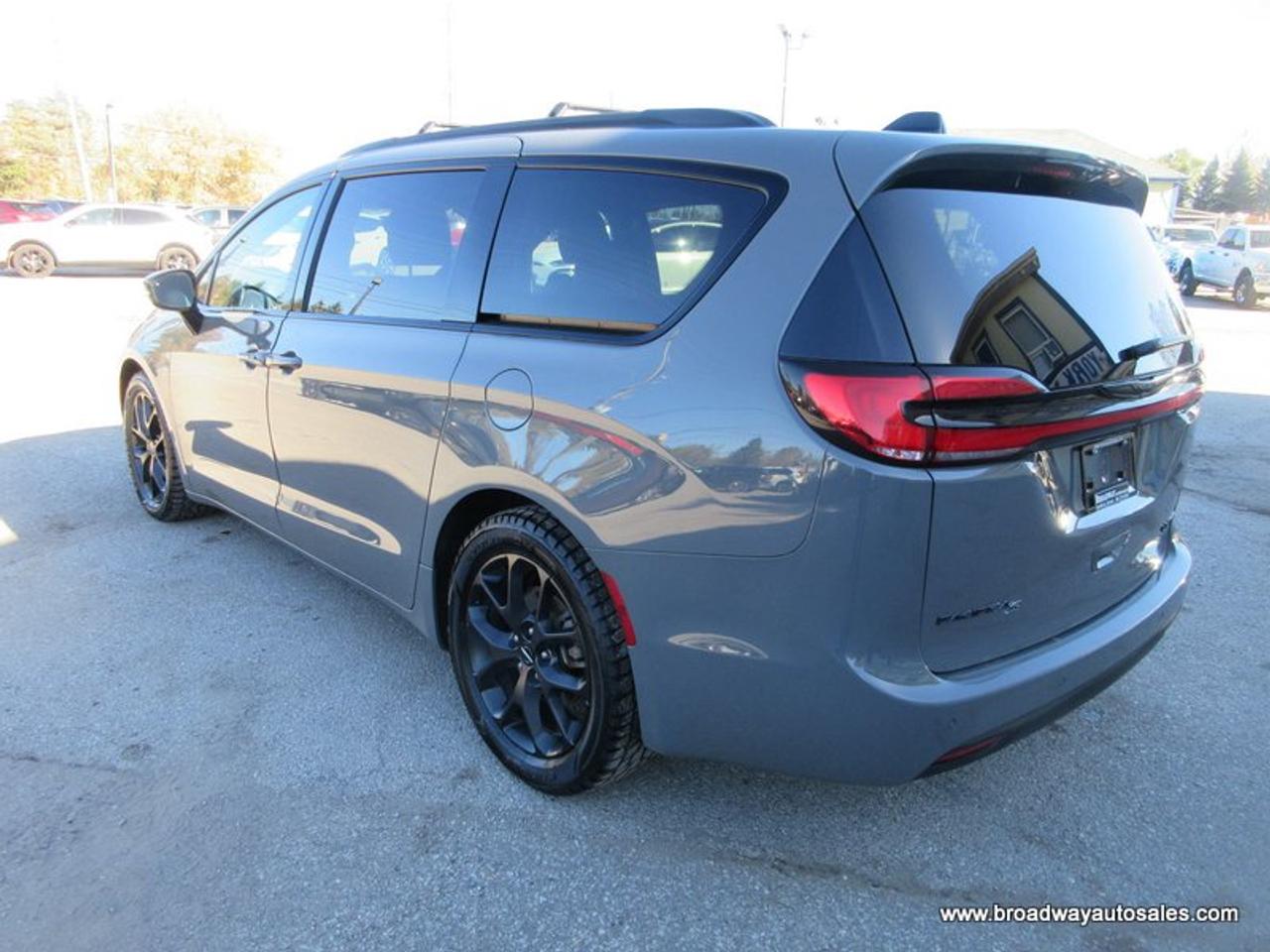 2025 Chrysler Pacifica FAMILY-MOVING LIMITED-EDITION 7 PASSENGER 3.6L - V6.. CAPTAINS.. 3RD ROW.. STOW-N-GO-SEATING.. NAVIGATION.. POWER DOORS.. SUNROOF.. BACK-UP CAMERA.. Photo
