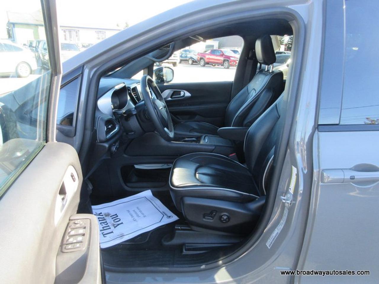2025 Chrysler Pacifica FAMILY-MOVING LIMITED-EDITION 7 PASSENGER 3.6L - V6.. CAPTAINS.. 3RD ROW.. STOW-N-GO-SEATING.. NAVIGATION.. POWER DOORS.. SUNROOF.. BACK-UP CAMERA.. Photo