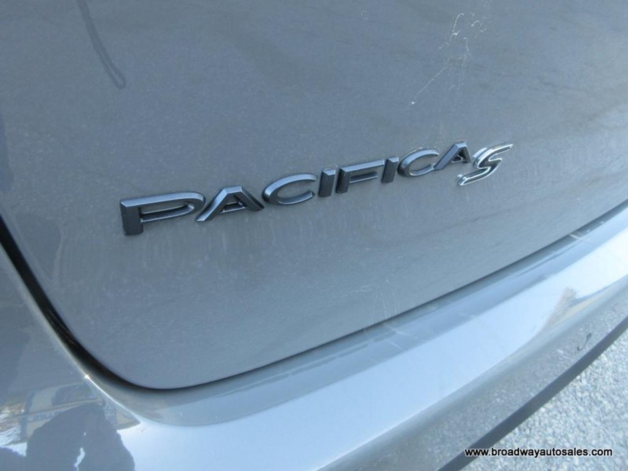 2025 Chrysler Pacifica FAMILY-MOVING LIMITED-EDITION 7 PASSENGER 3.6L - V6.. CAPTAINS.. 3RD ROW.. STOW-N-GO-SEATING.. NAVIGATION.. POWER DOORS.. SUNROOF.. BACK-UP CAMERA.. Photo