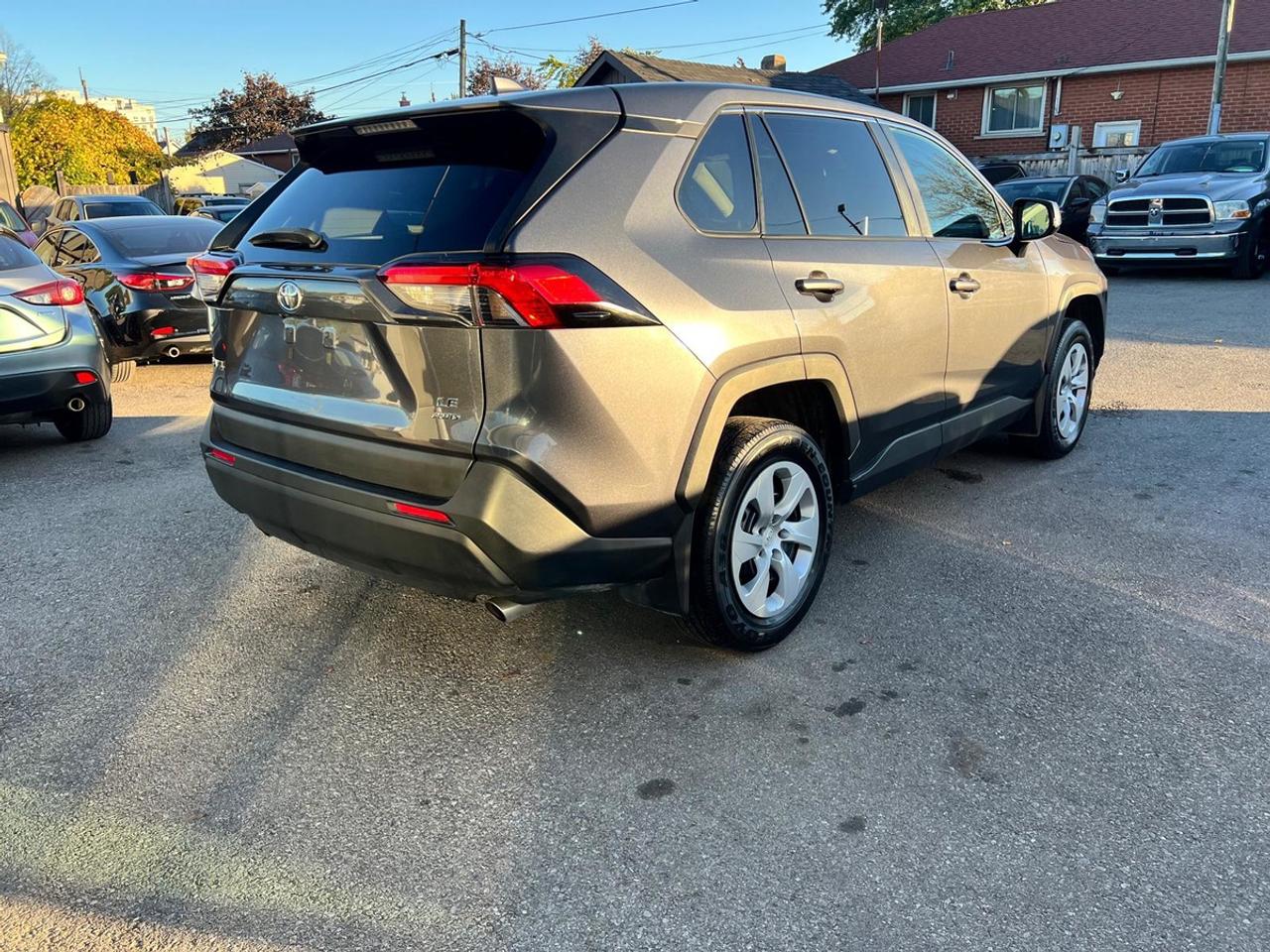 2023 Toyota RAV4 LE Photo4