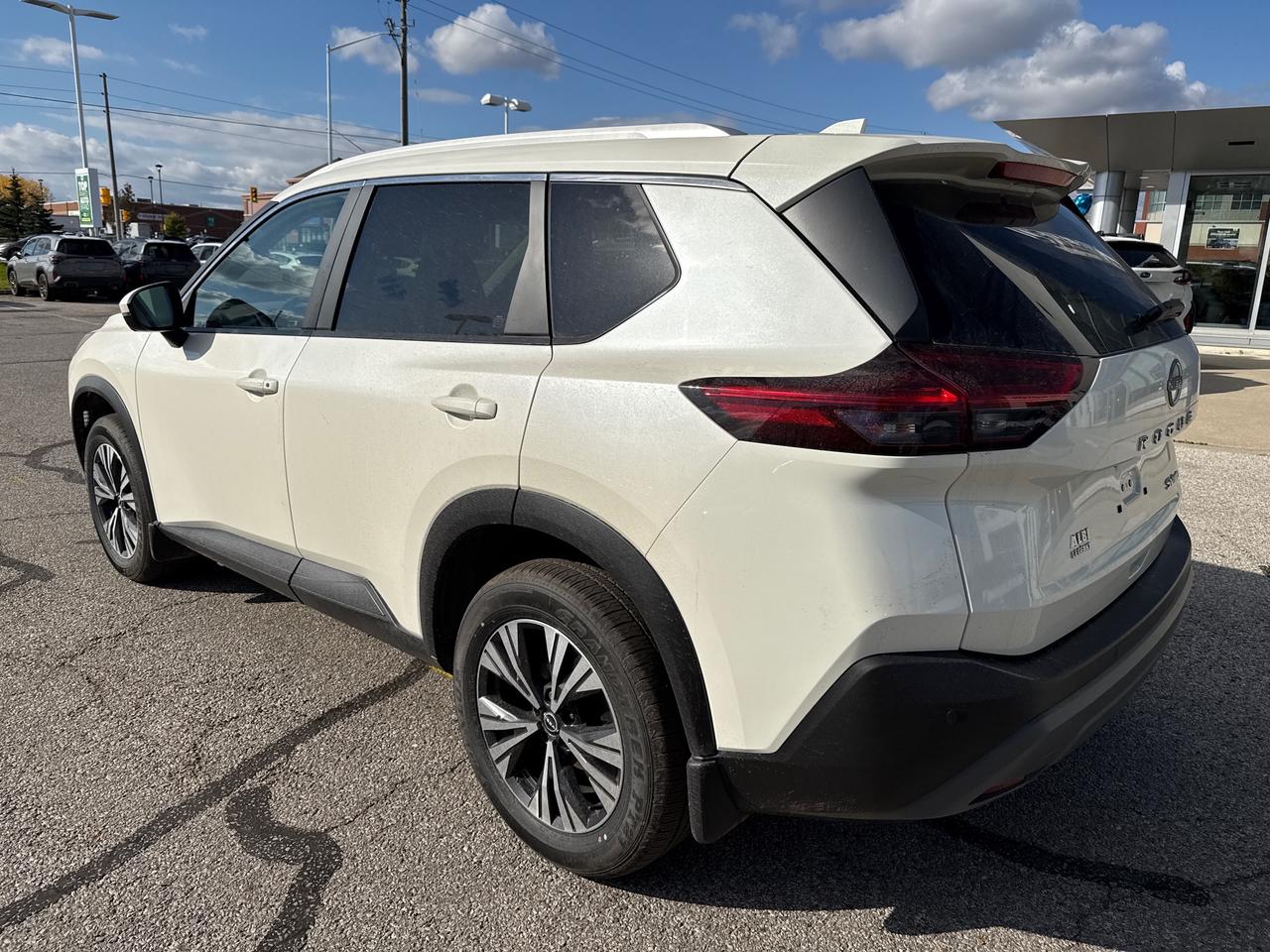 2023 Nissan Rogue SV Moonroof NO ACCIDENTS LOW KM! Photo2