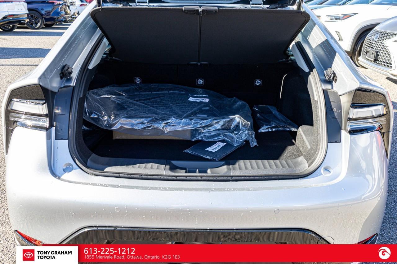 2027 Toyota Prius Plug-In Hybrid XSE Photo