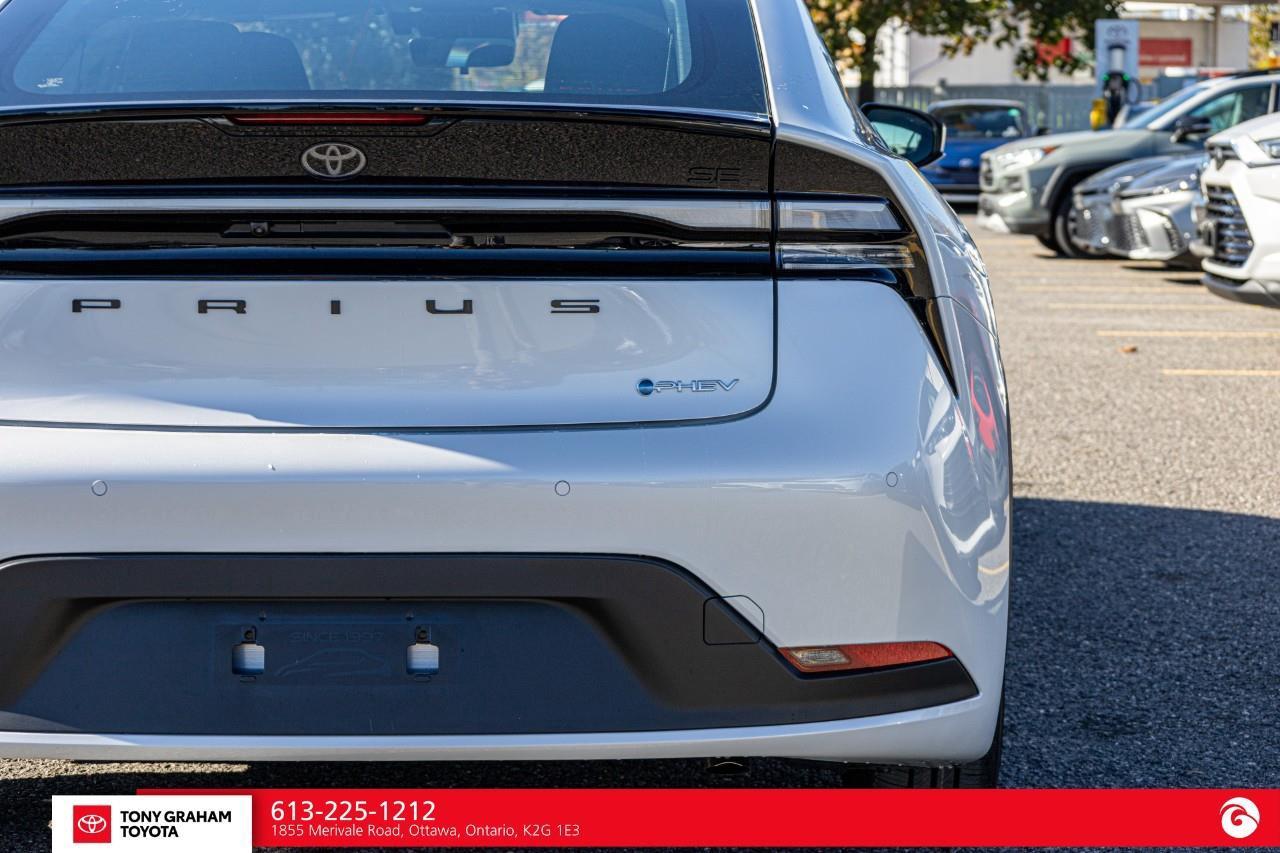 2027 Toyota Prius Plug-In Hybrid SE Photo