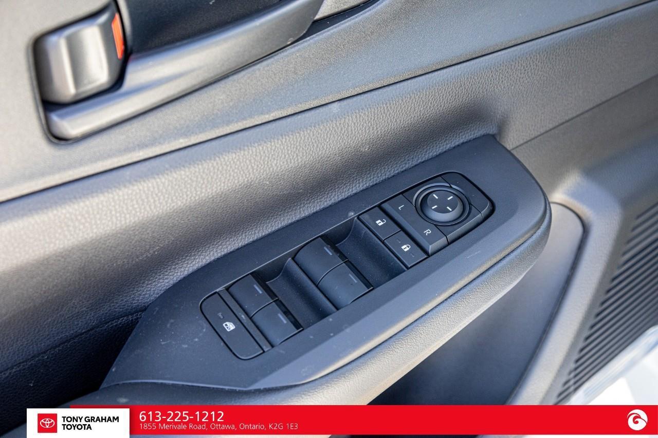 2027 Toyota Prius Plug-In Hybrid SE Photo