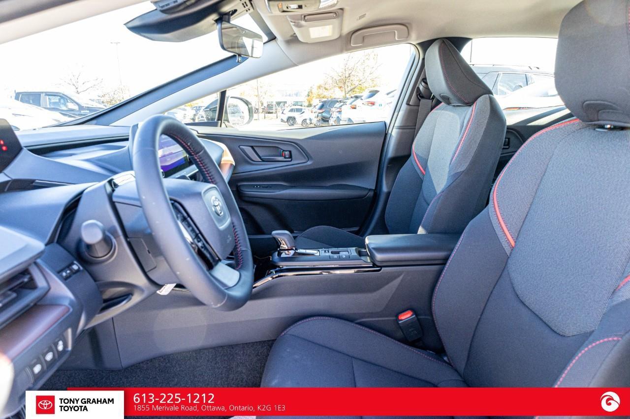2027 Toyota Prius Plug-In Hybrid SE Photo