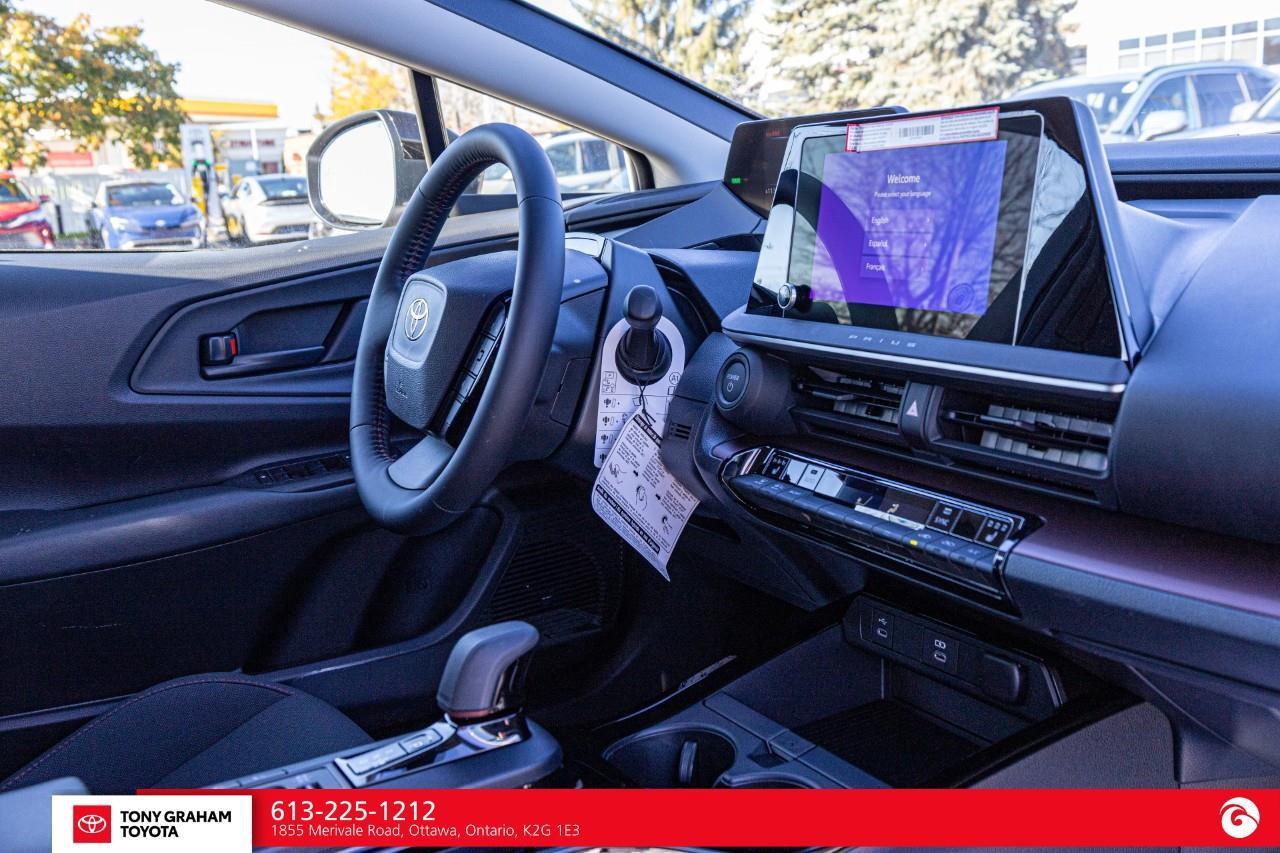 2027 Toyota Prius Plug-In Hybrid SE Photo