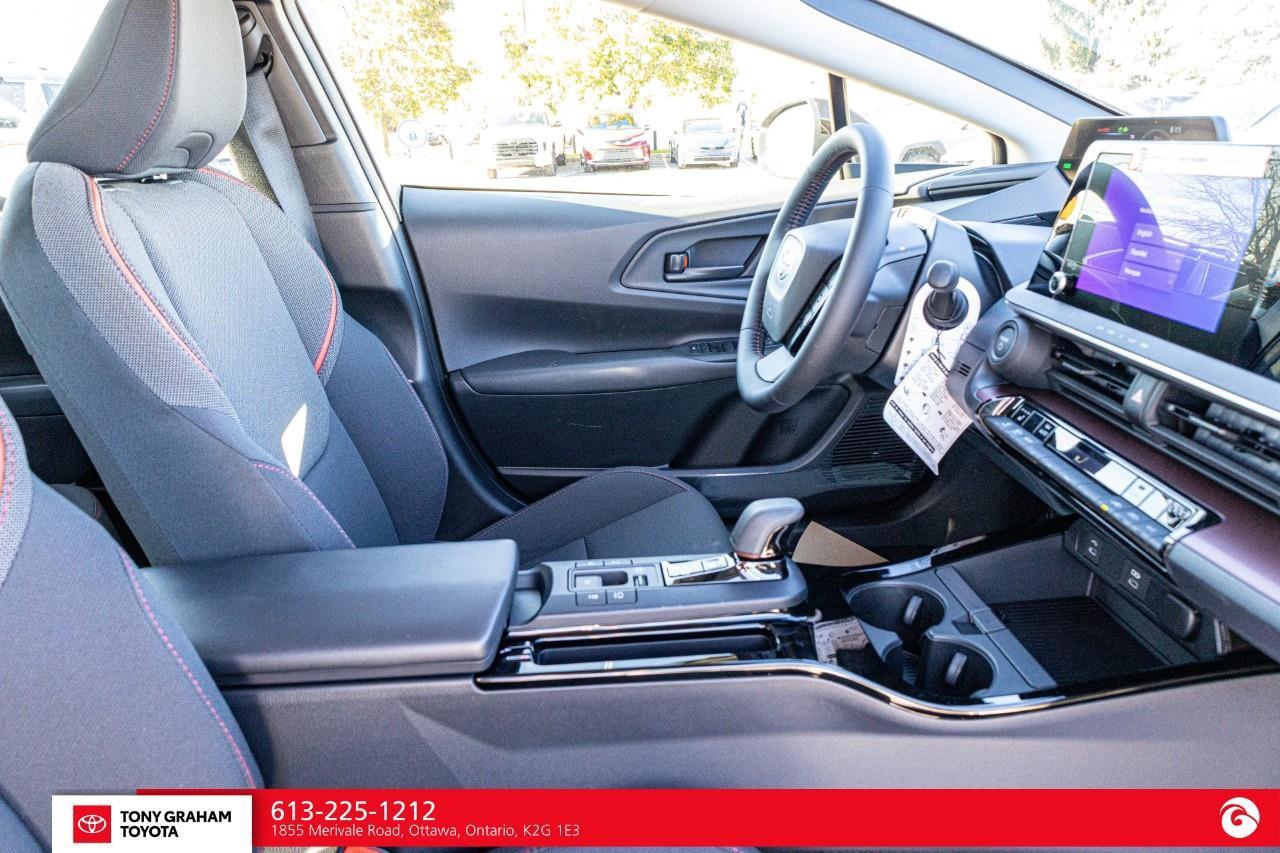 2027 Toyota Prius Plug-In Hybrid SE Photo