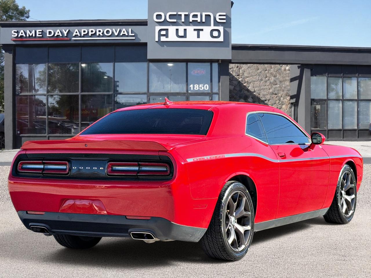 2018 Dodge Challenger SXT Plus Photo4