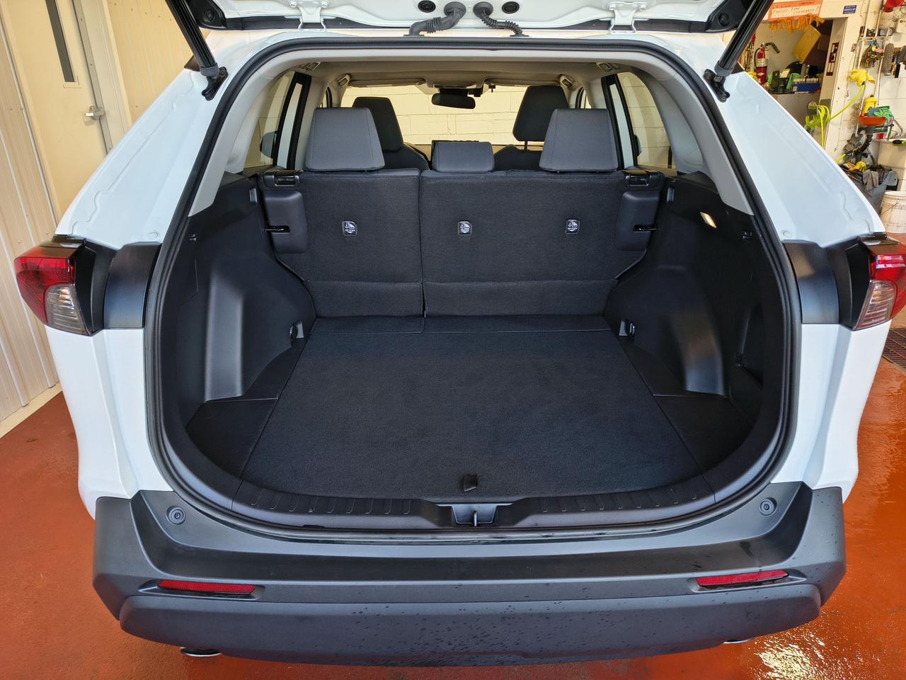 2022 Toyota RAV4 XLE Photo0