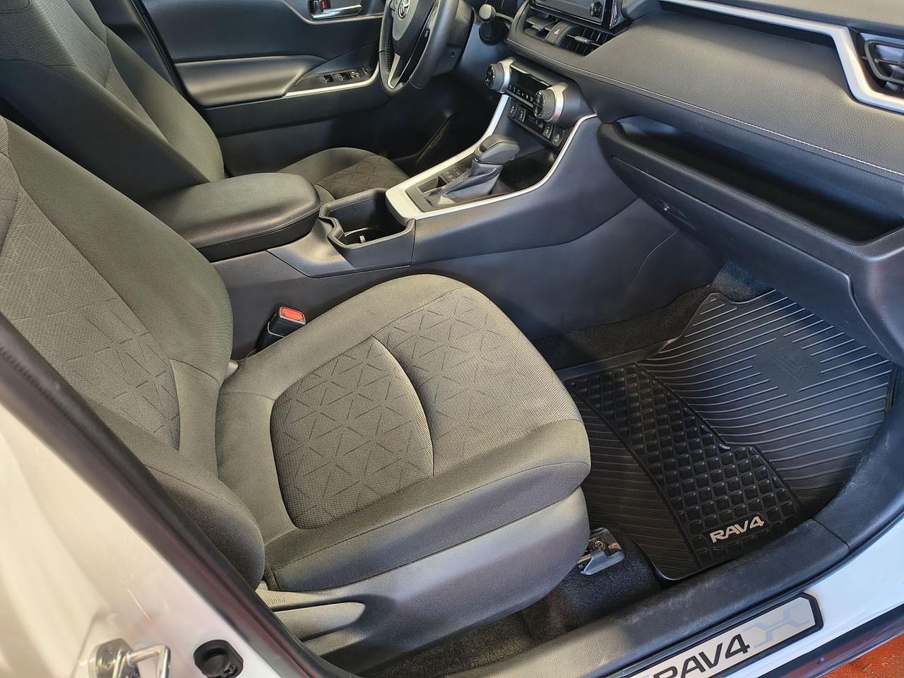 2022 Toyota RAV4 XLE Photo0