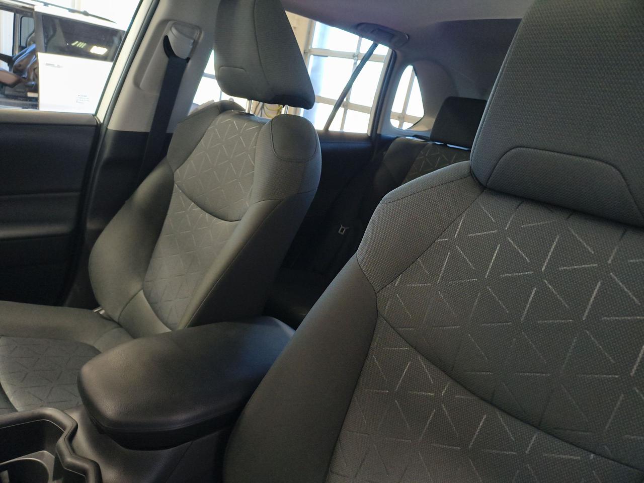 2022 Toyota RAV4 XLE Photo0