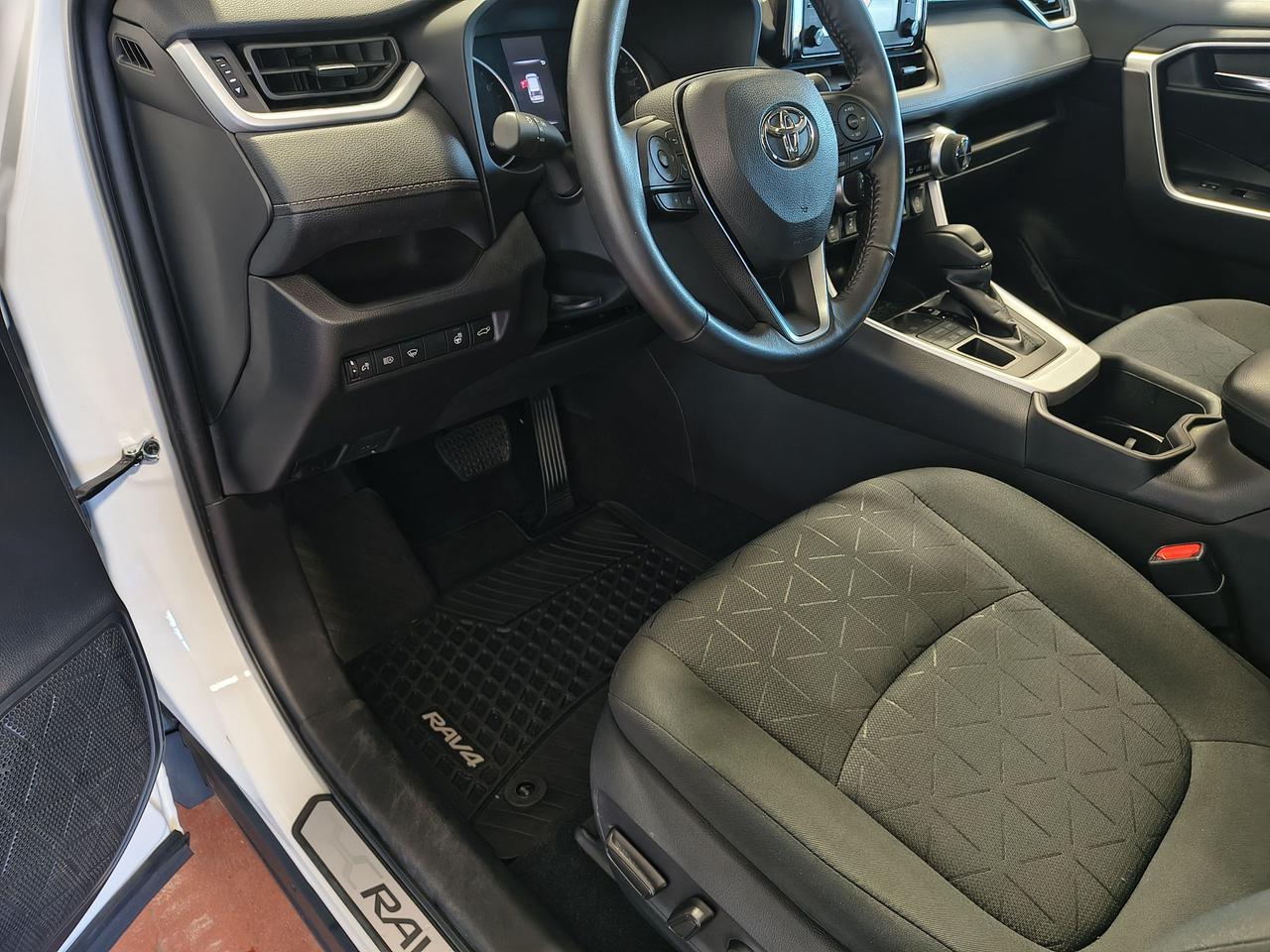 2022 Toyota RAV4 XLE Photo0