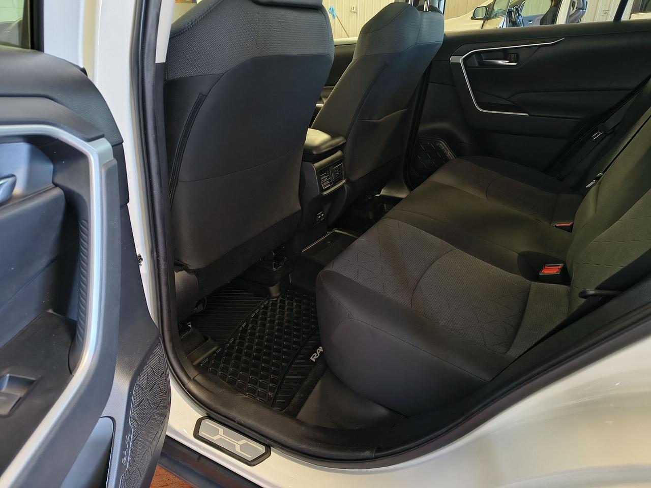 2022 Toyota RAV4 XLE Photo0