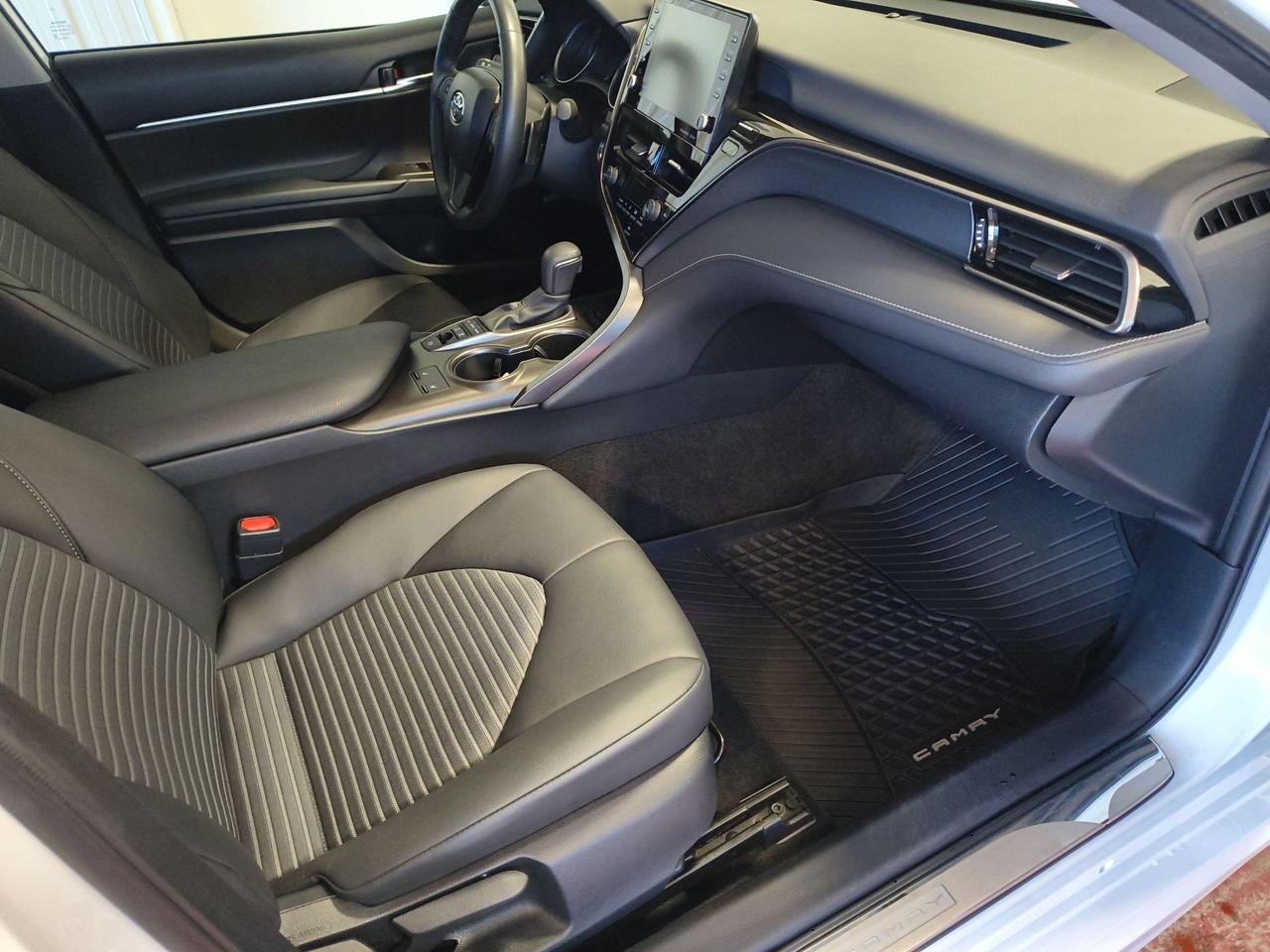 2023 Toyota Camry HYBRID SE Photo0