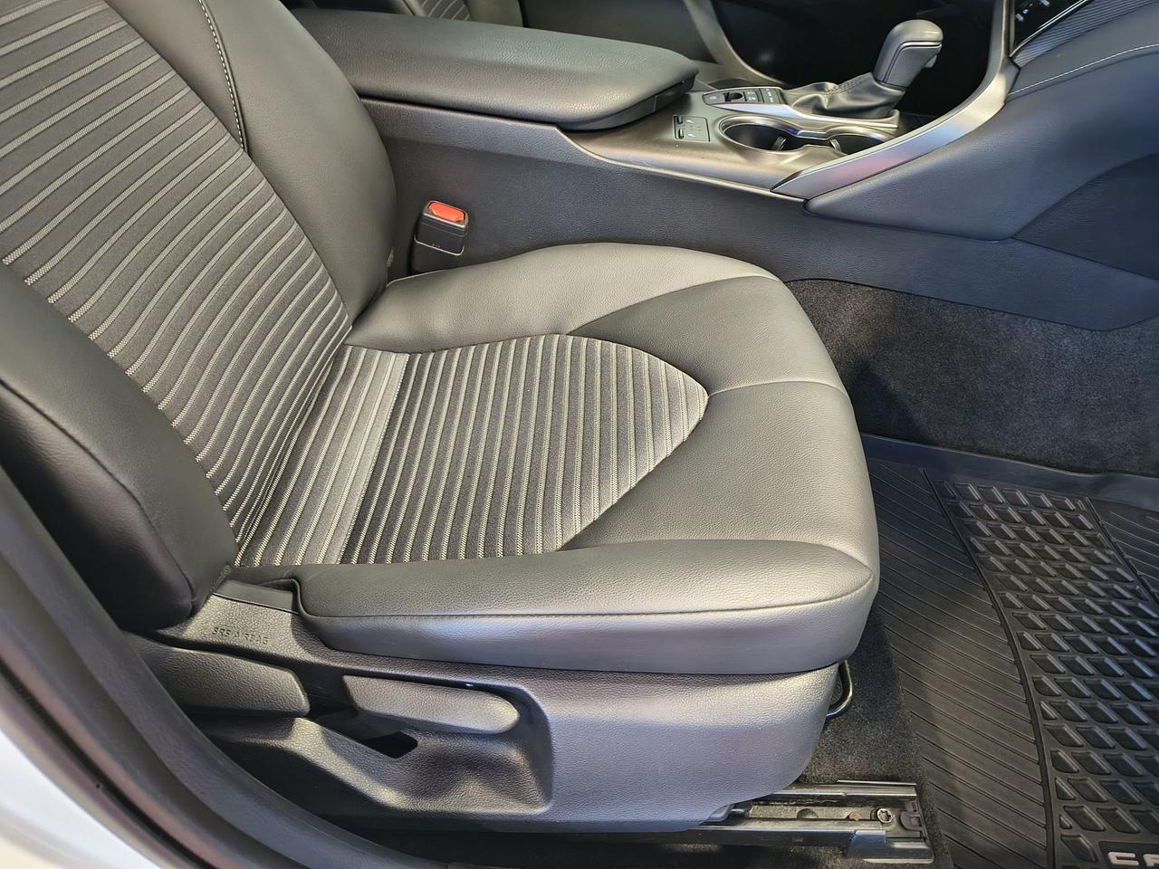 2023 Toyota Camry HYBRID SE Photo