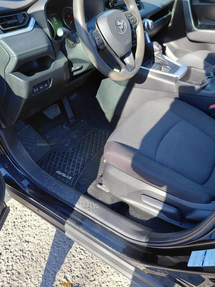 2022 Toyota RAV4 LE Photo