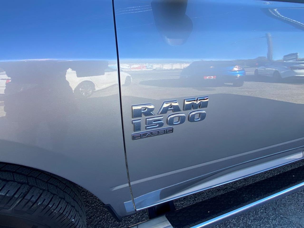 2020 RAM 1500 Classic SLT CREW CAB 4X4!! Photo