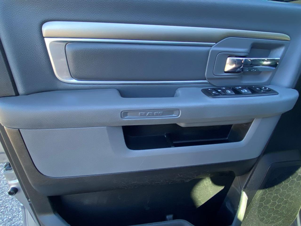 2020 RAM 1500 Classic SLT CREW CAB 4X4!! Photo