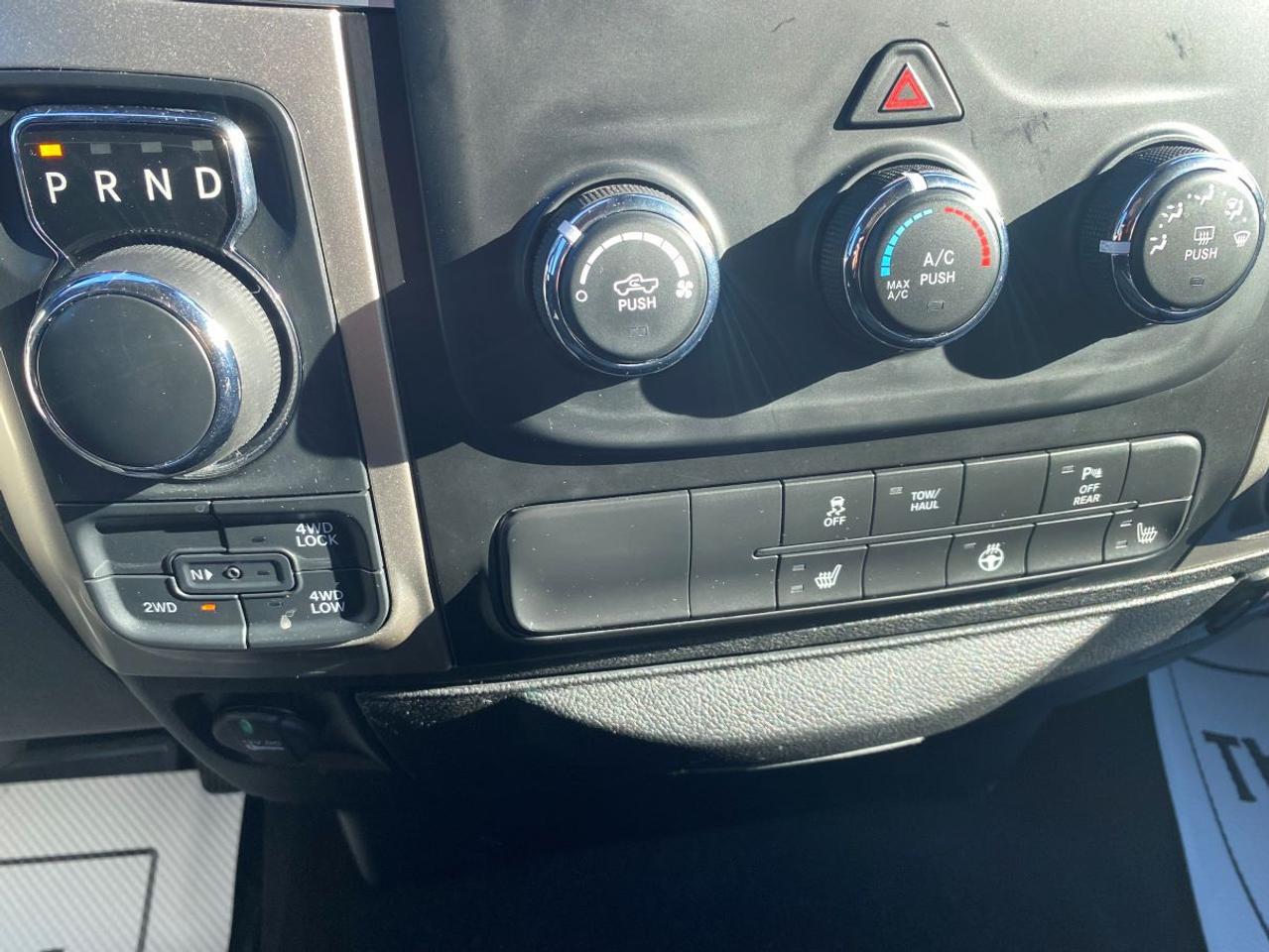 2020 RAM 1500 Classic SLT CREW CAB 4X4!! Photo