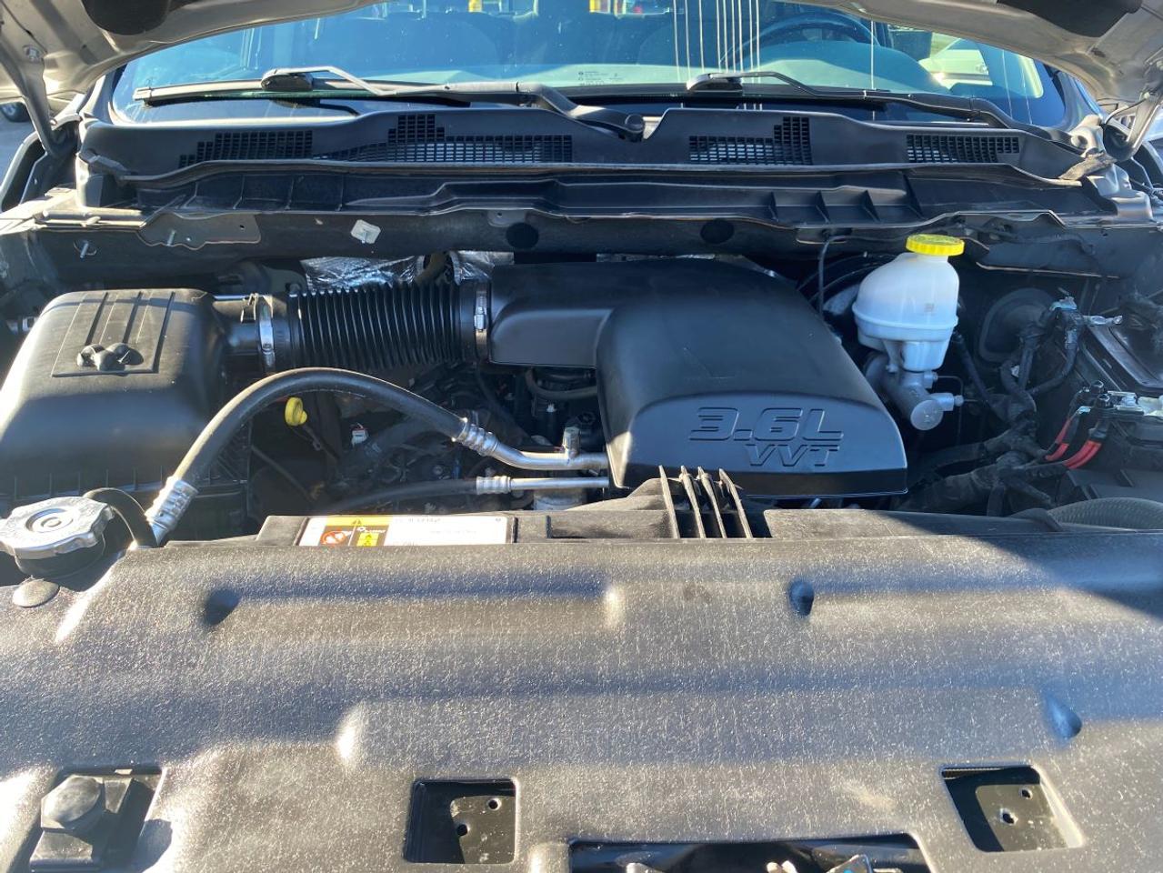 2020 RAM 1500 Classic SLT CREW CAB 4X4!! Photo