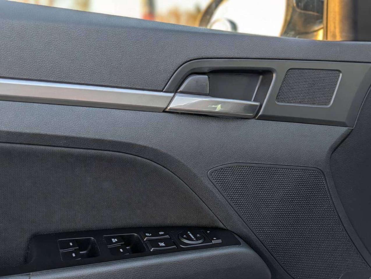 2019 Hyundai Elantra Preferred (One Owner) Photo