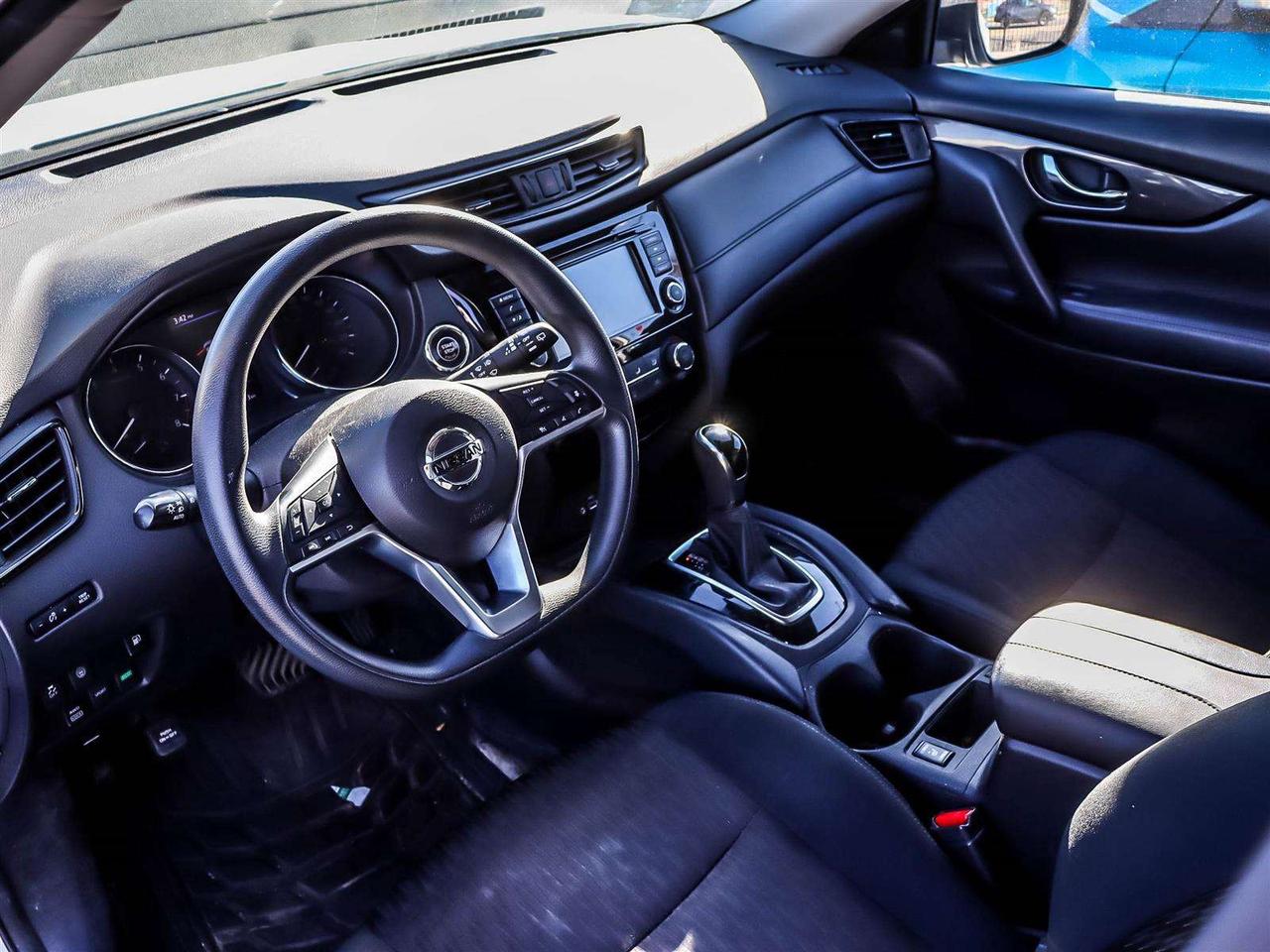 2019 Nissan Rogue SV Photo3