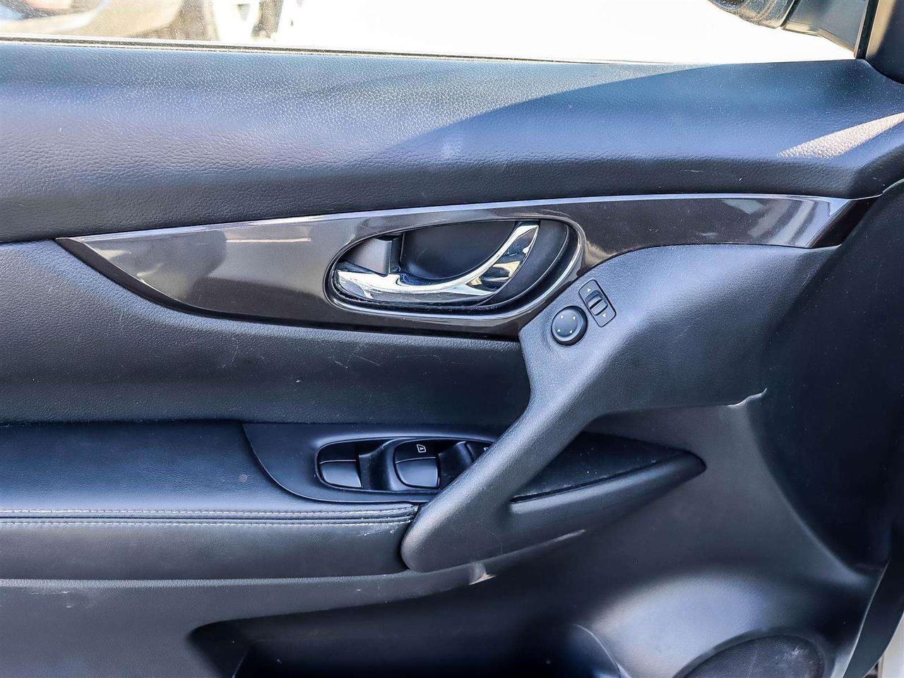 2019 Nissan Rogue SV Photo2