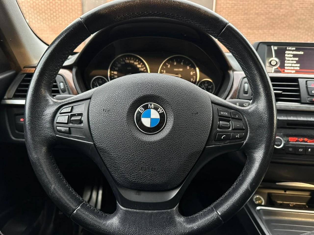 2013 BMW 3 Series 4dr Sdn 328i xDrive Classic Line AWD *Ltd Avail* Photo