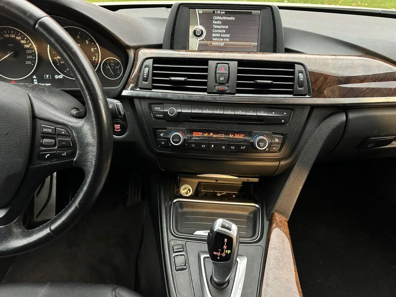 2013 BMW 3 Series 4dr Sdn 328i xDrive Classic Line AWD *Ltd Avail* Photo