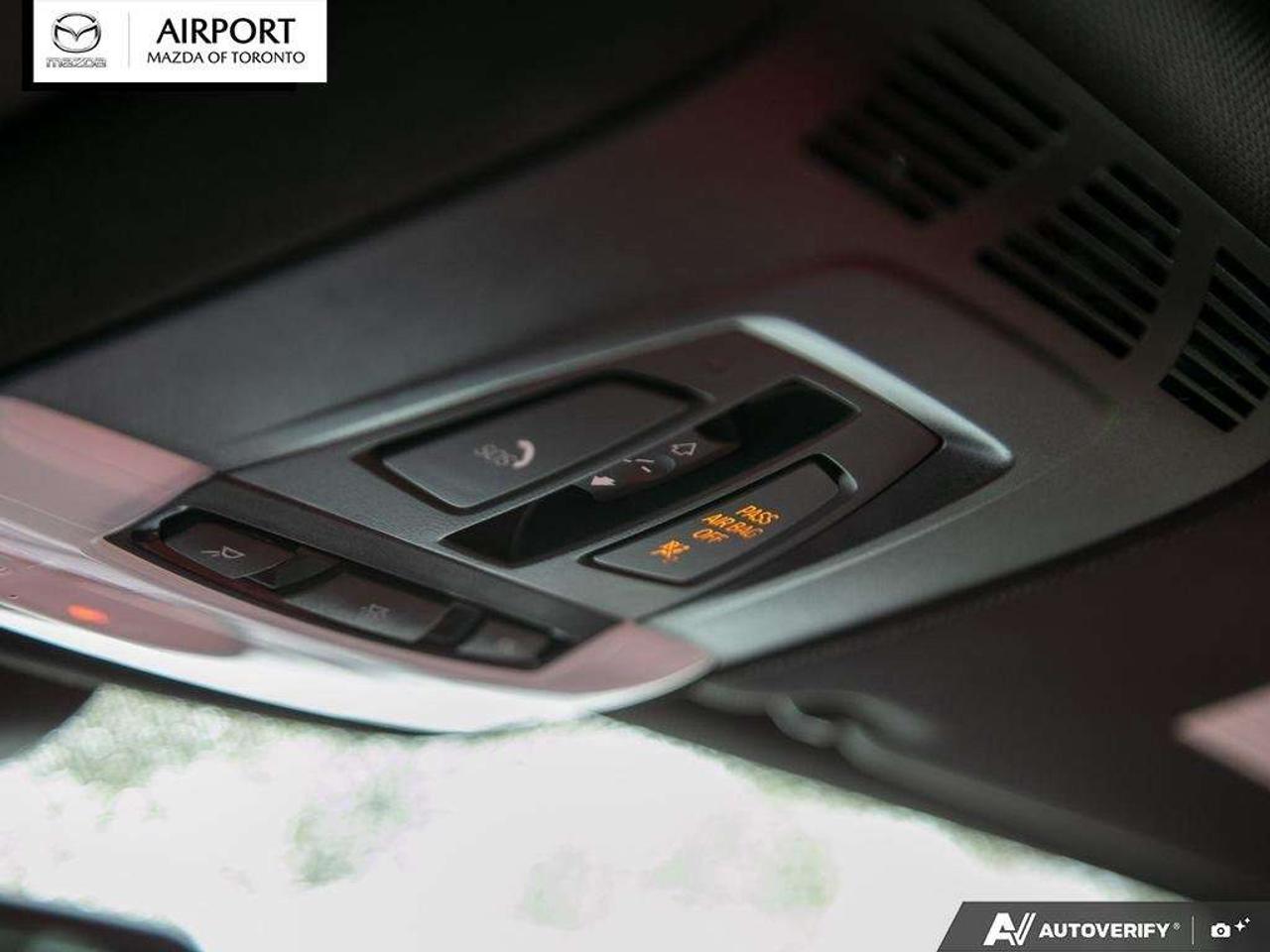 2017 BMW 3 Series 330i xDrive Photo