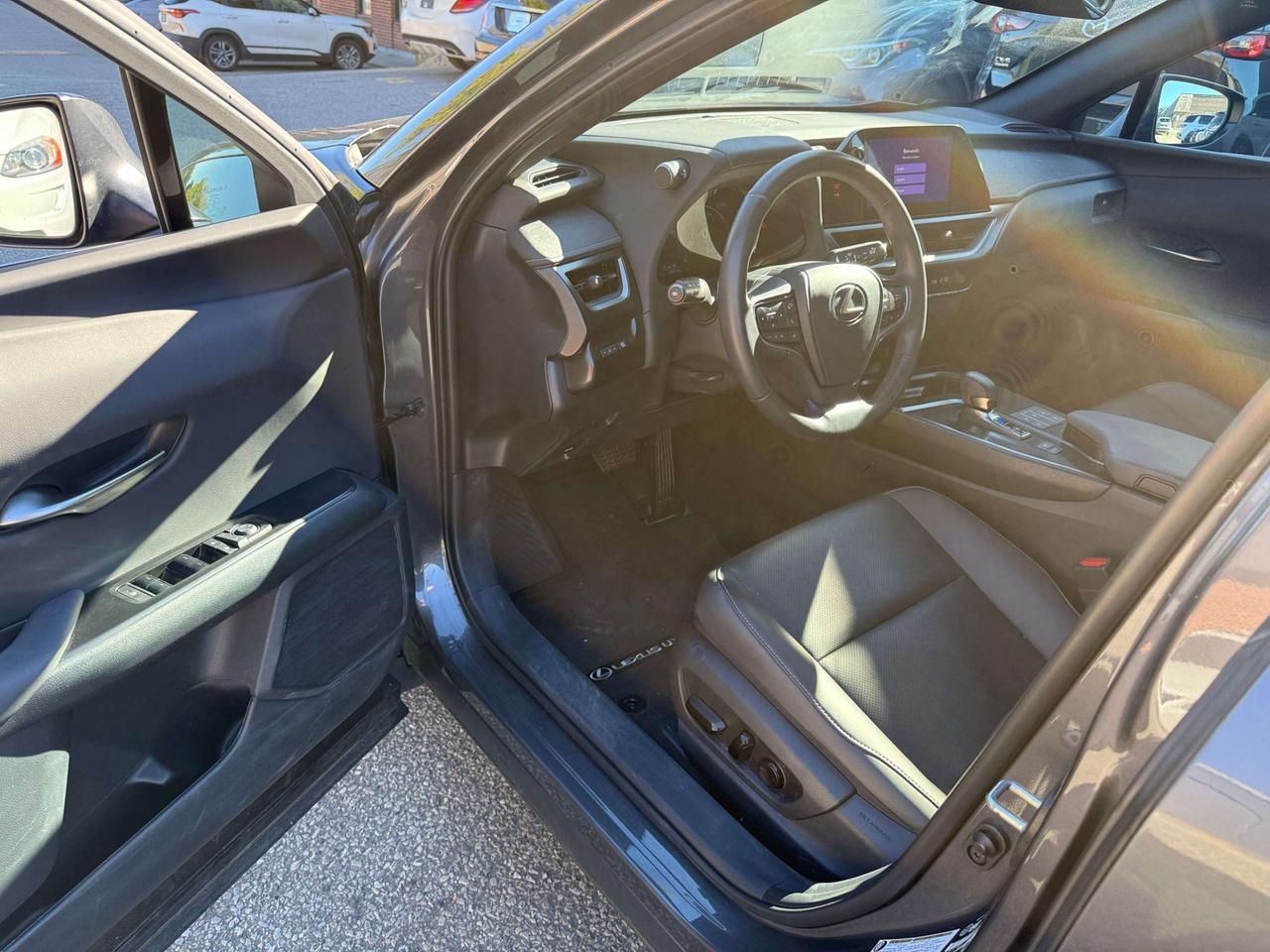 2025 Lexus UX UX 300h CVT, PREMIUM PACKAGE, NO ACCIDENT Photo