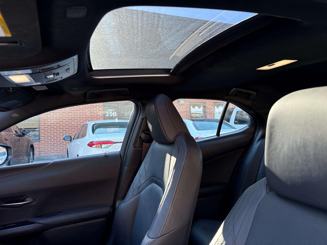 2025 Lexus UX UX 300h CVT, PREMIUM PACKAGE, NO ACCIDENT Photo