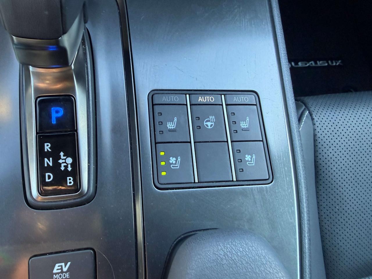 2025 Lexus UX UX 300h CVT, PREMIUM PACKAGE, NO ACCIDENT Photo