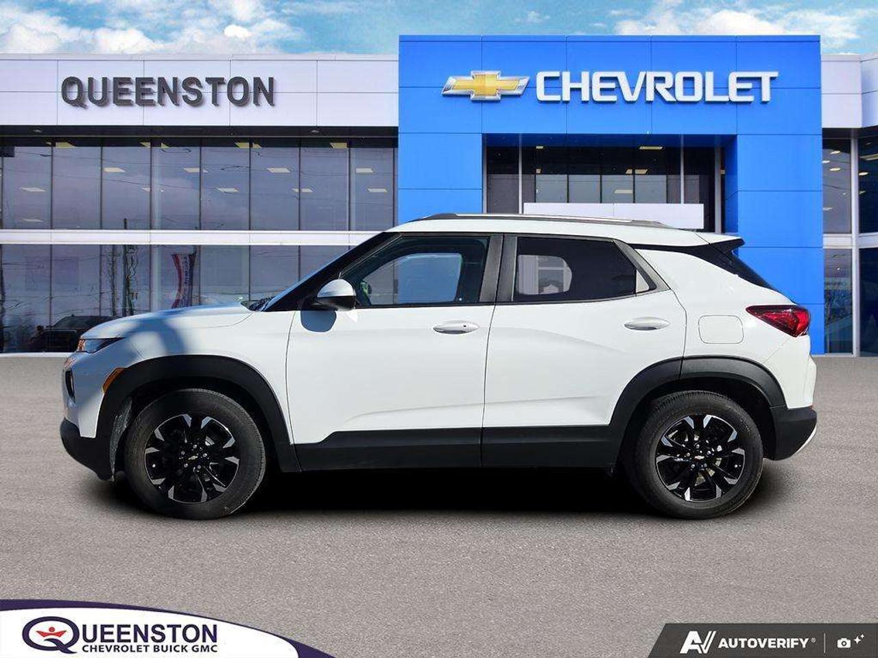 2023 Chevrolet TrailBlazer LT   PANO ROOF   LEATHER   NO CLAIMS   ONE OWNER Photo