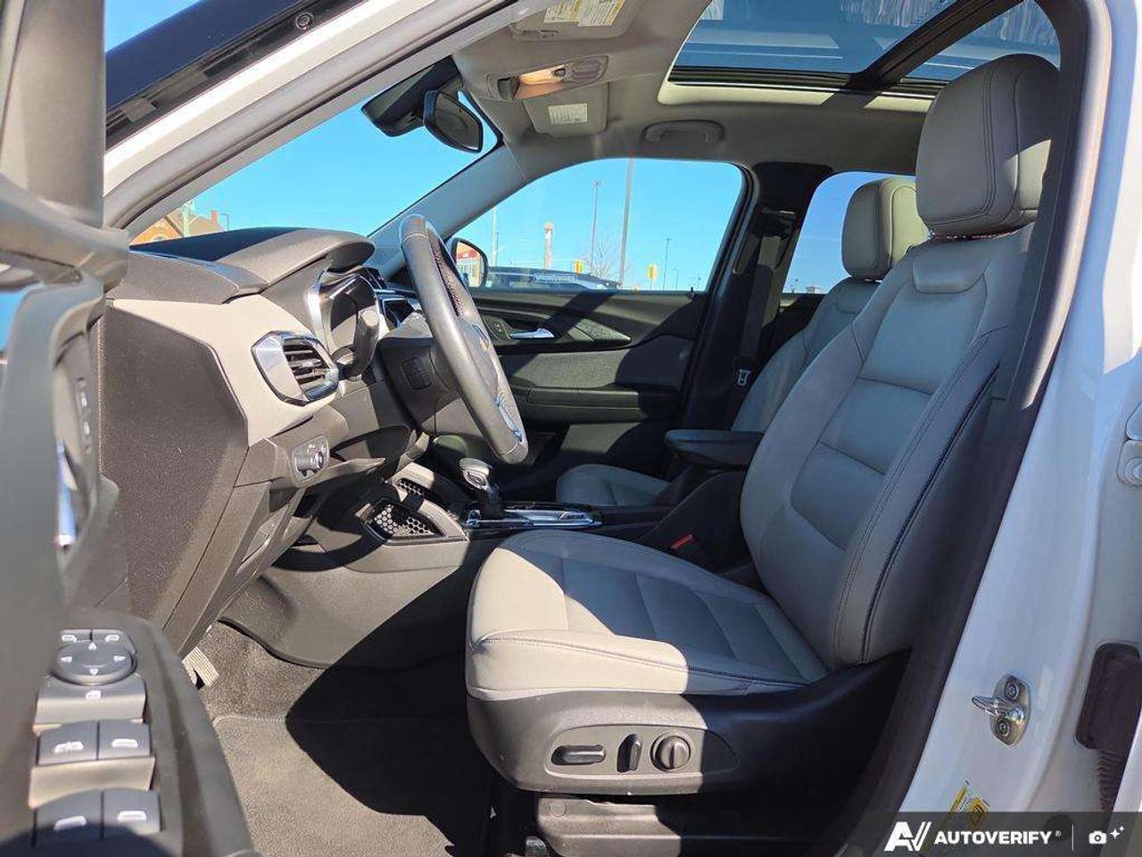 2023 Chevrolet TrailBlazer LT   PANO ROOF   LEATHER   NO CLAIMS   ONE OWNER Photo