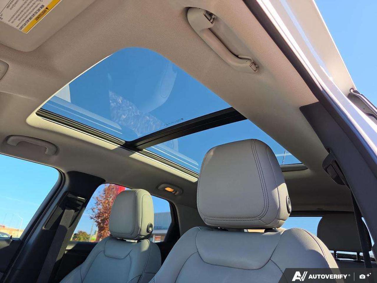 2023 Chevrolet TrailBlazer LT   PANO ROOF   LEATHER   NO CLAIMS   ONE OWNER Photo