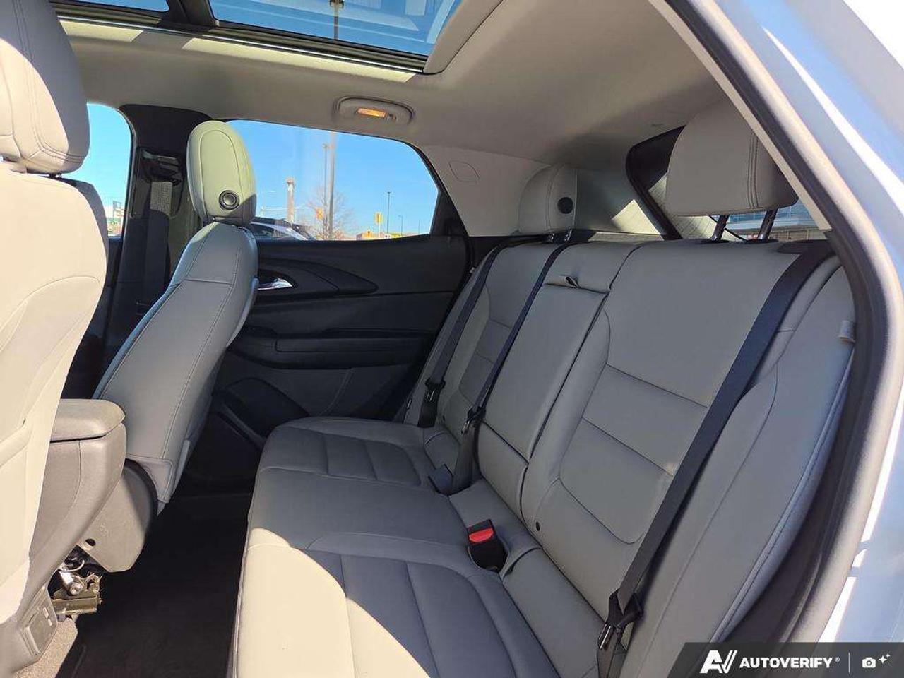 2023 Chevrolet TrailBlazer LT   PANO ROOF   LEATHER   NO CLAIMS   ONE OWNER Photo