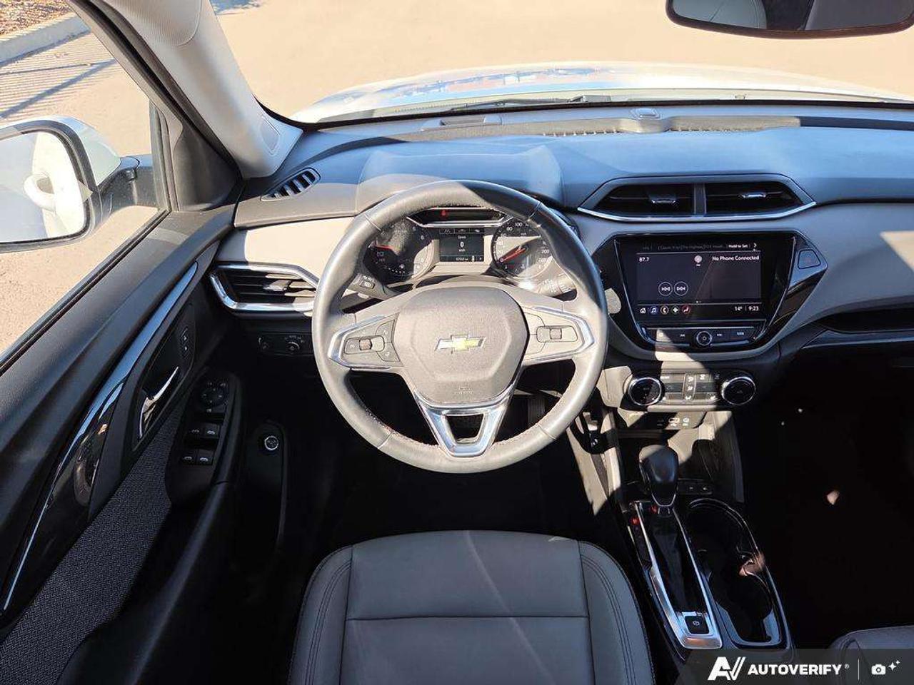 2023 Chevrolet TrailBlazer LT   PANO ROOF   LEATHER   NO CLAIMS   ONE OWNER Photo