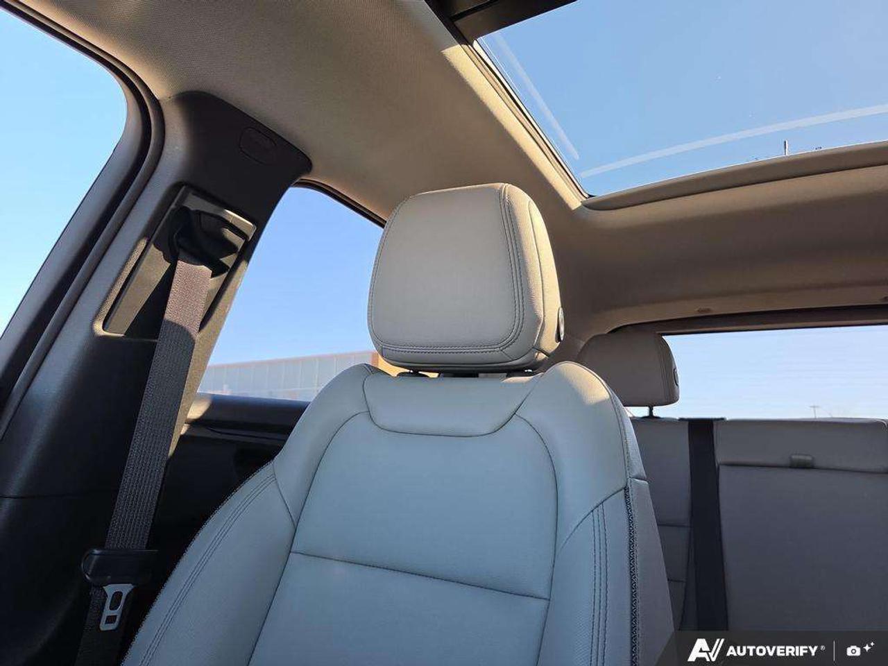 2023 Chevrolet TrailBlazer LT   PANO ROOF   LEATHER   NO CLAIMS   ONE OWNER Photo