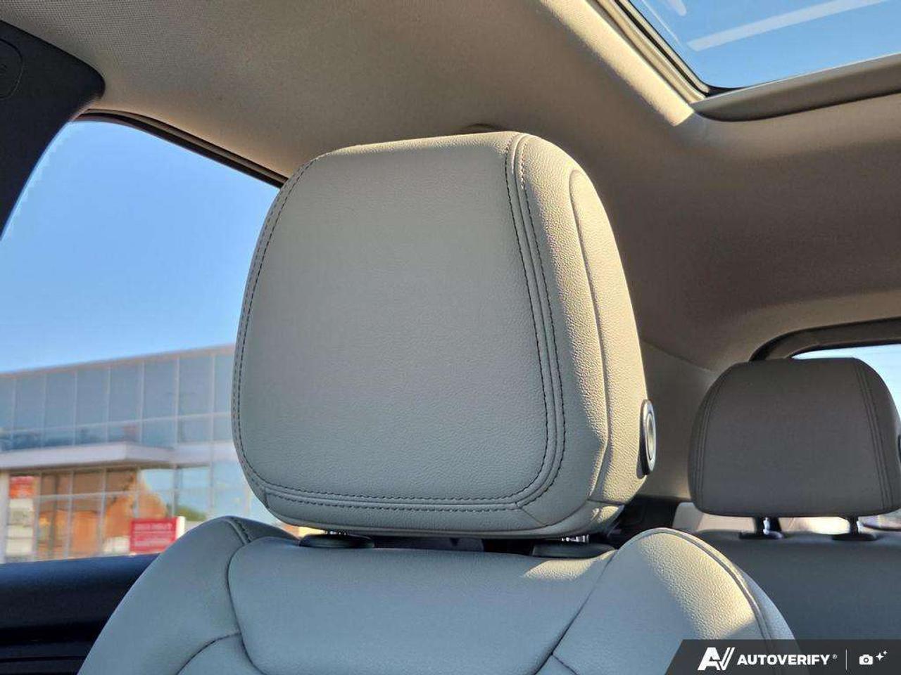 2023 Chevrolet TrailBlazer LT   PANO ROOF   LEATHER   NO CLAIMS   ONE OWNER Photo