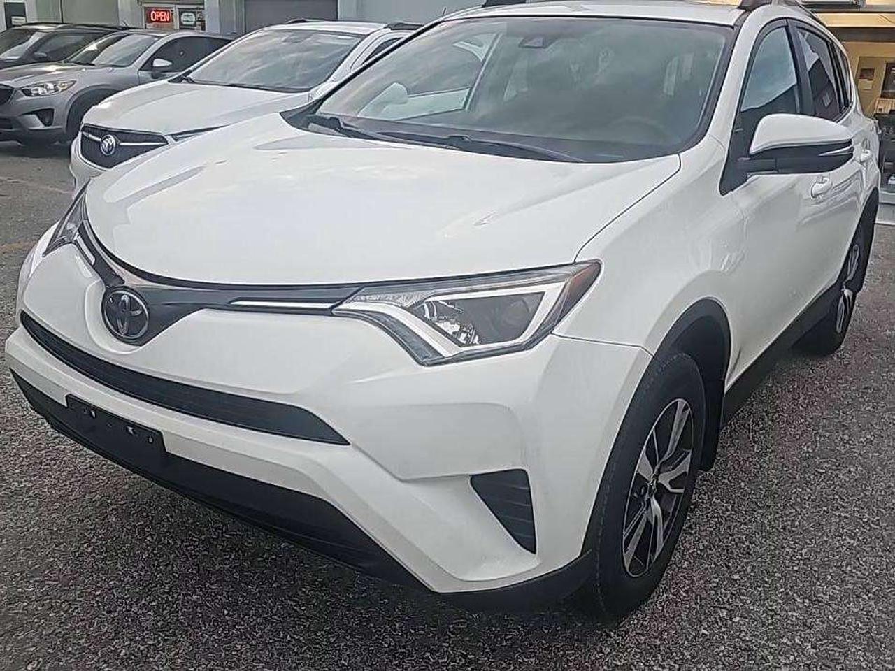 2018 Toyota RAV4 LE Photo1