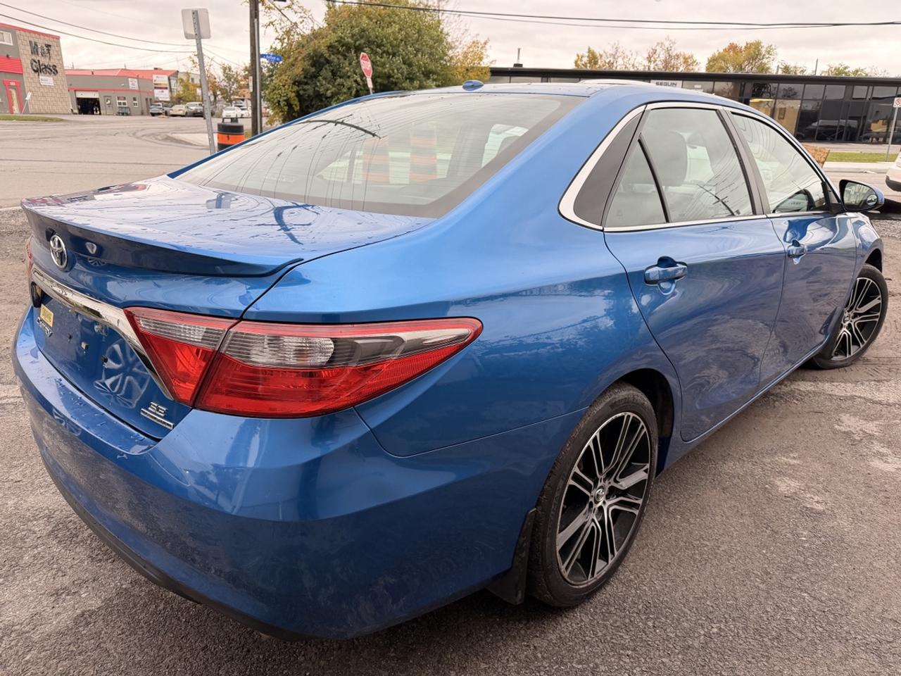 2016 Toyota Camry SE Photo