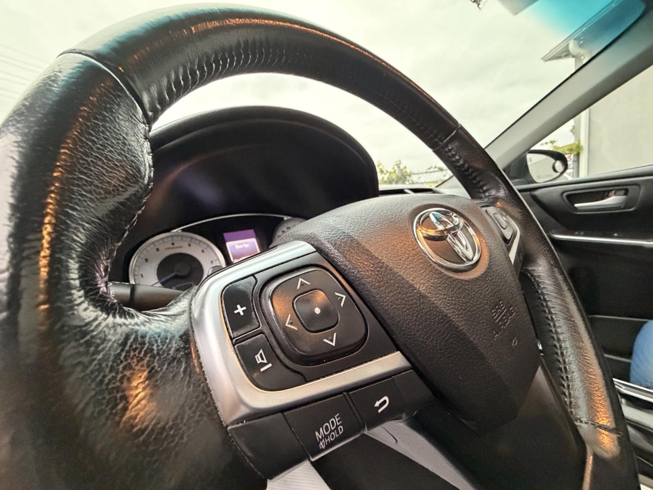 2016 Toyota Camry SE Photo
