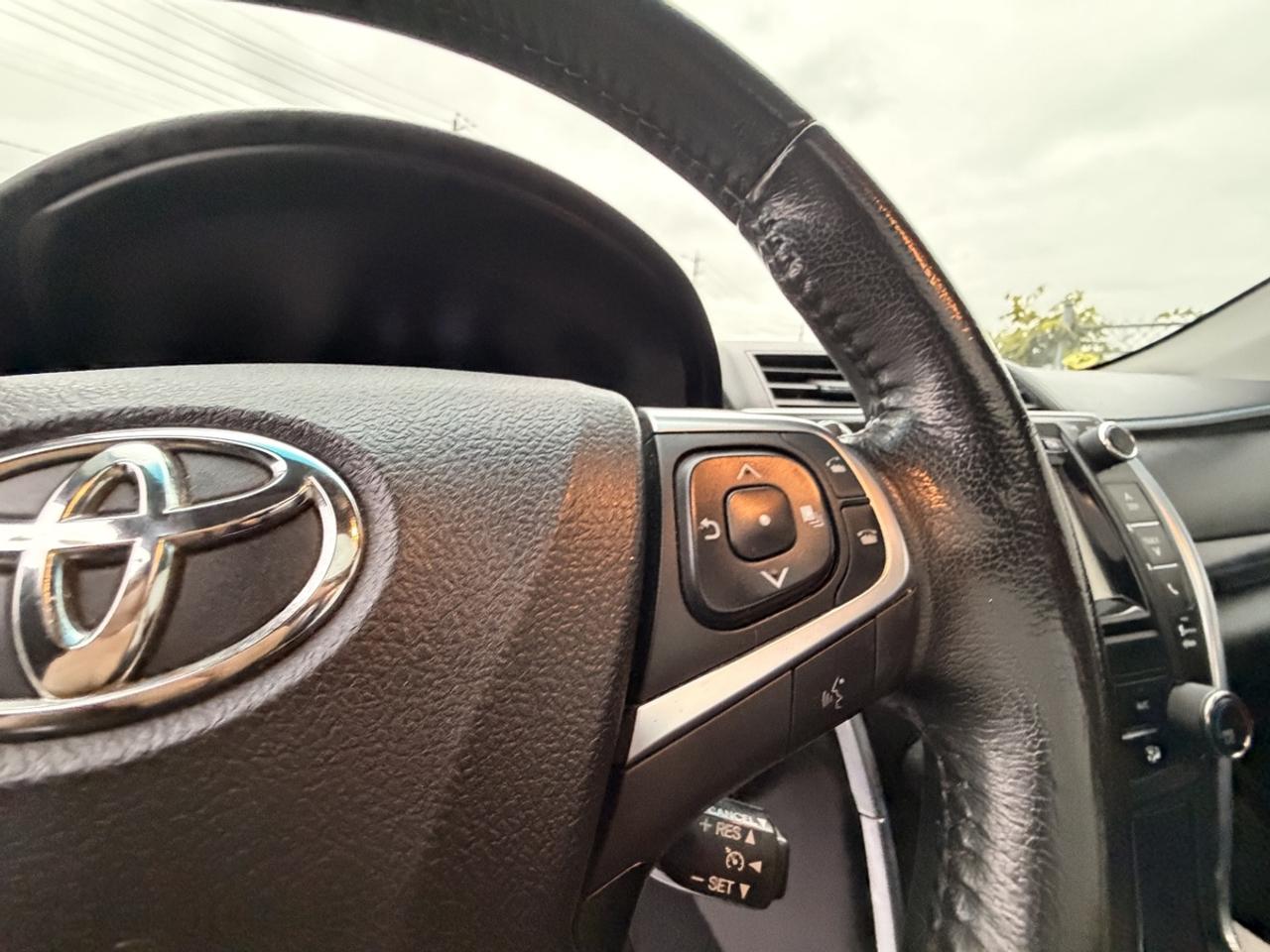 2016 Toyota Camry SE Photo