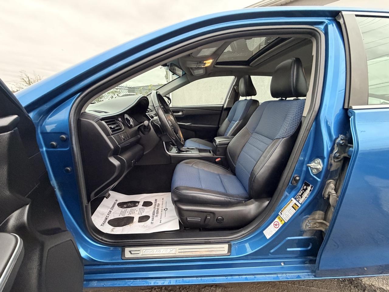 2016 Toyota Camry SE Photo