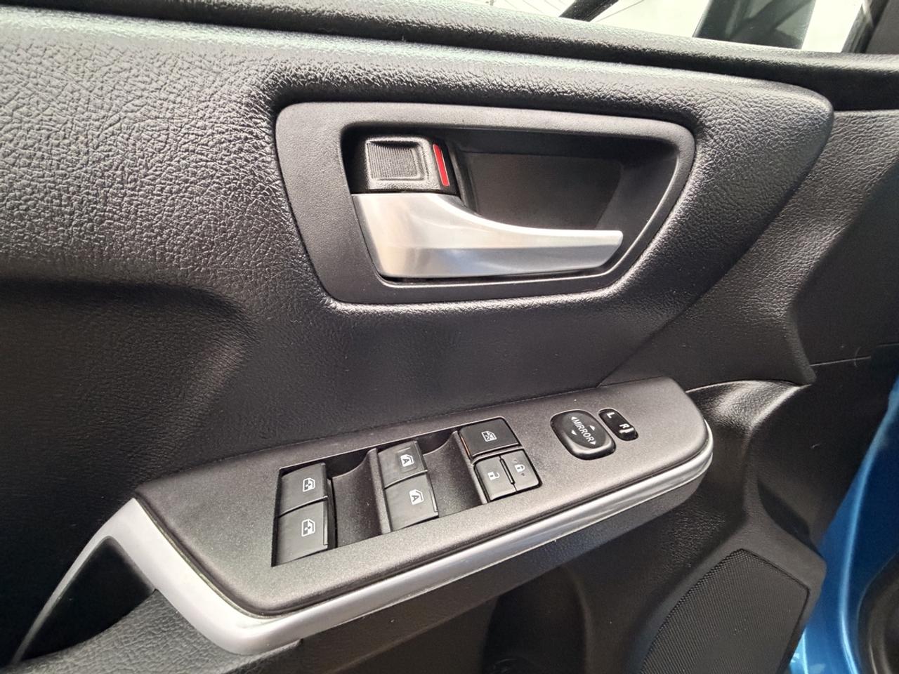2016 Toyota Camry SE Photo