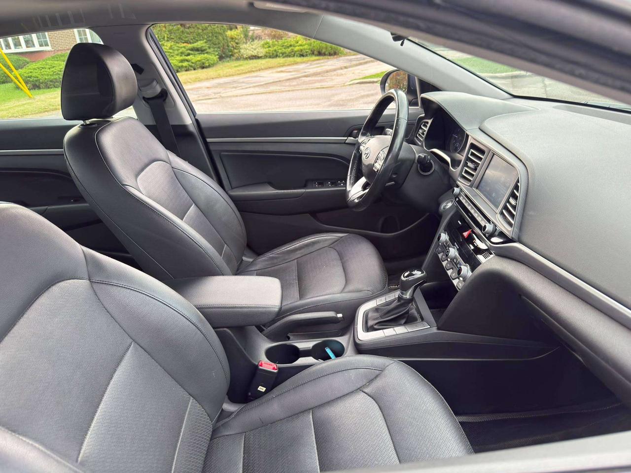 2020 Hyundai Elantra Luxury Photo