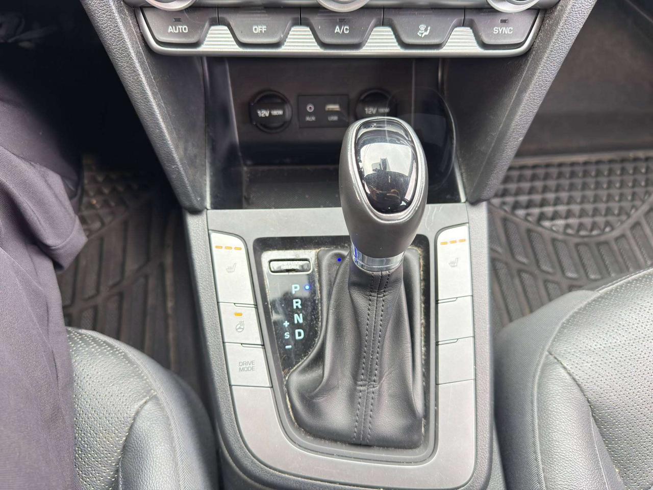2020 Hyundai Elantra Luxury Photo