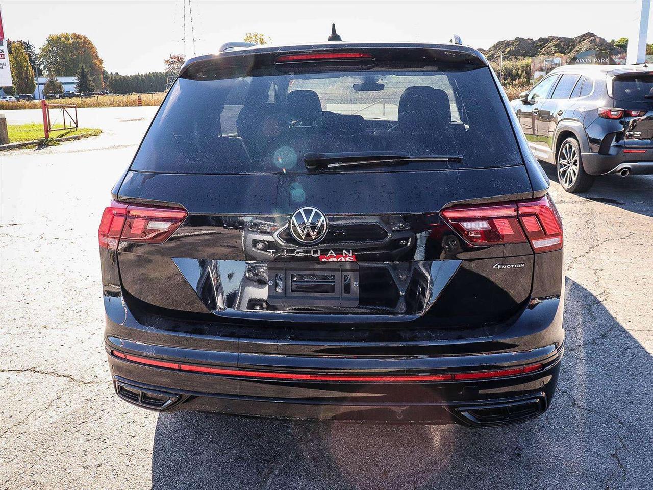2024 Volkswagen Tiguan Comfortline R-Line Black Edition Photo
