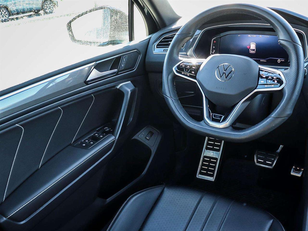 2024 Volkswagen Tiguan Comfortline R-Line Black Edition Photo